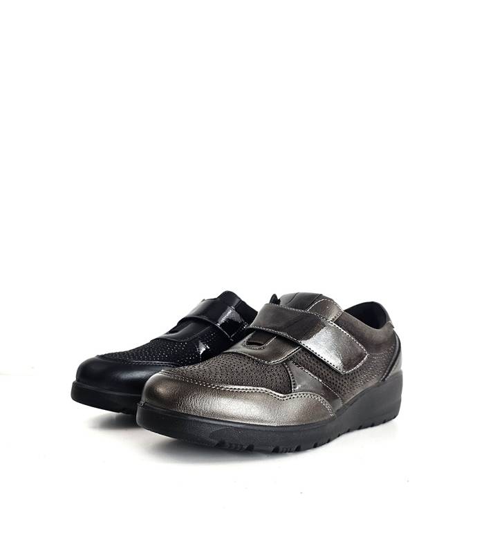 comparativa de los dos colores disponibles taupe y negro de los zapatos deportivos del Doctor Cutillas