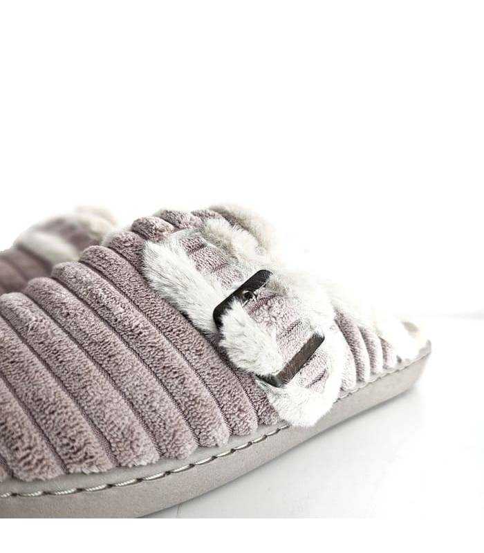 detalle hebilla zapatillas casa Garrido Muro