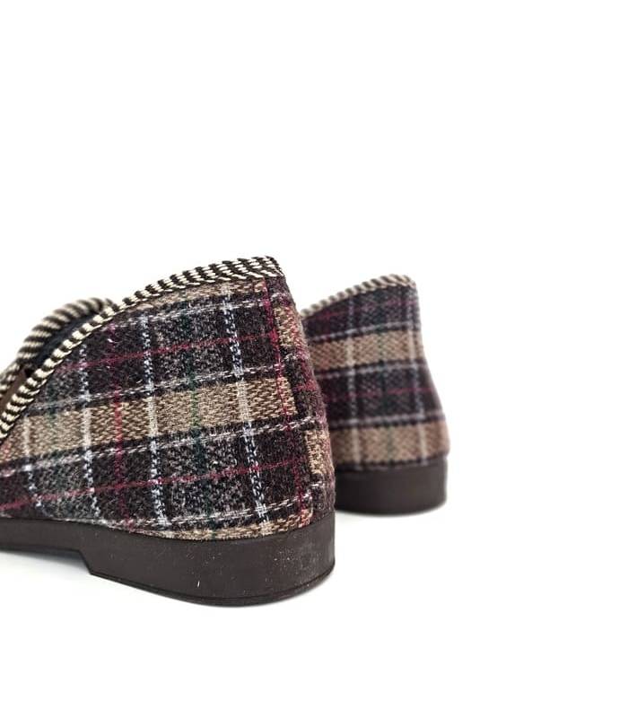 parte trasera zapatillas invierno cuadros marrones