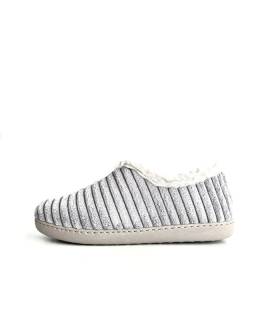 vista lateral de as zapatillas grises de mujer para invierno