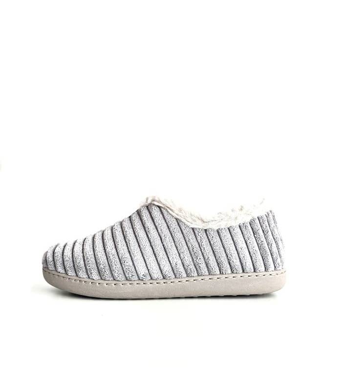 vista lateral de as zapatillas grises de mujer para invierno