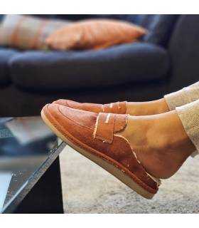 mujer posando con las zapatillas de casa tipo mocasin de Salvi con ellas puestas en el salon de casa