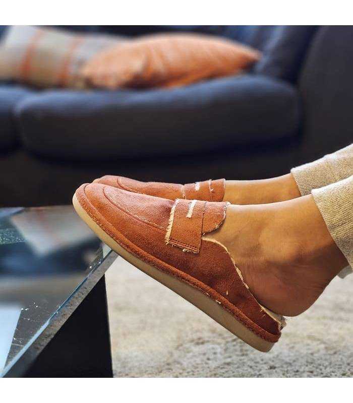 mujer posando con las zapatillas de casa tipo mocasin de Salvi con ellas puestas en el salon de casa