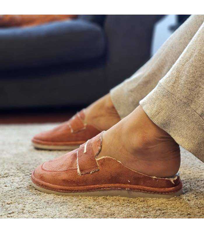 zapatillas comodas de mujer tipo mocasin de antelina naranjas puestas
