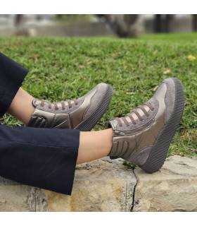 mujer posando con las botas con platafora ligeras de kangaroos puestas