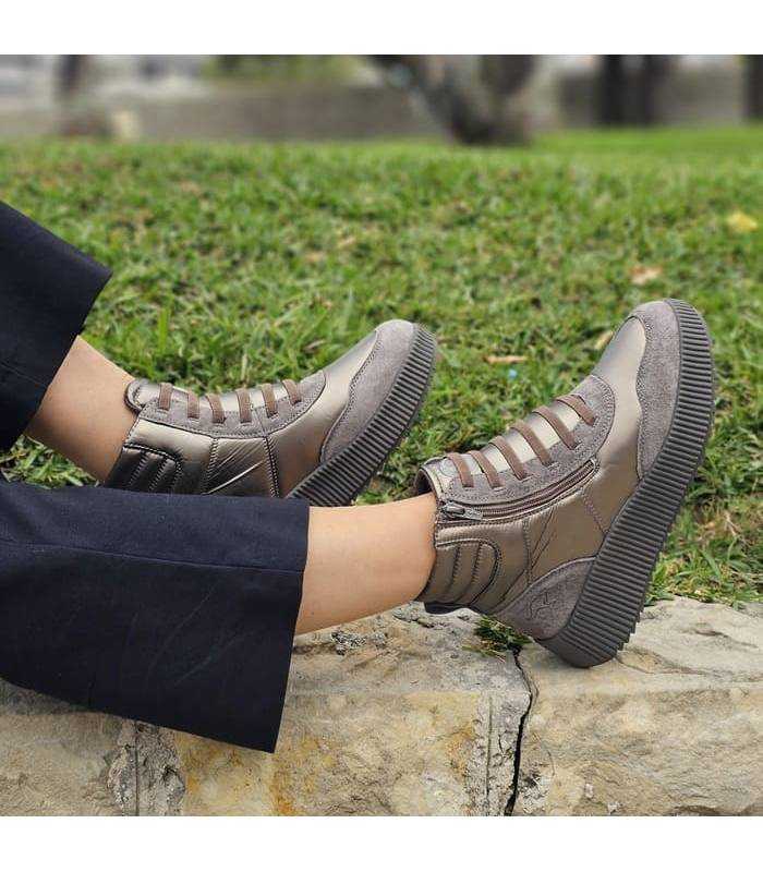 mujer posando con las botas con platafora ligeras de kangaroos puestas