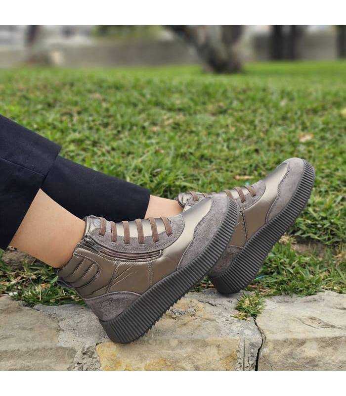 Botas con plataforma ligeras de Kangarros puestas