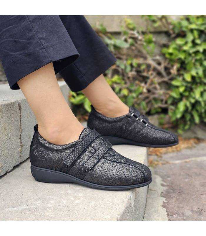 zapatos de horma ancha con cierre de velcro y corte con licra puestos