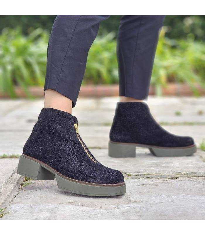 mujer posando con los botines negros con suela verde de Comfort Class