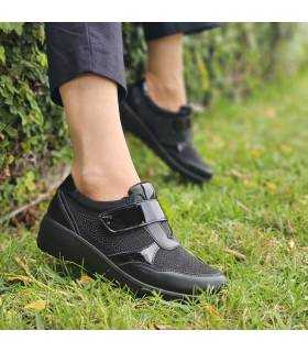 zapatos de horma ancha con cierre de vlecros del Doctor Cutillas puestos