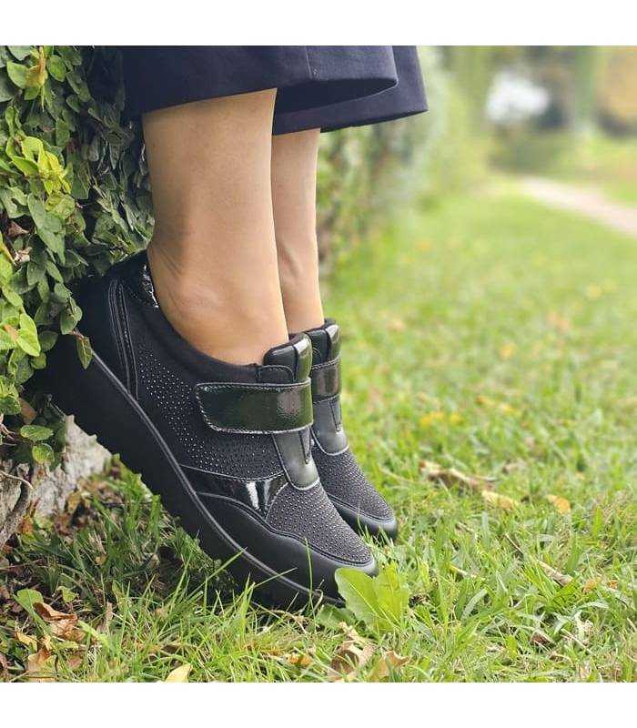 mujer posando con los zapatos ligeros de horma ancha negros puestos