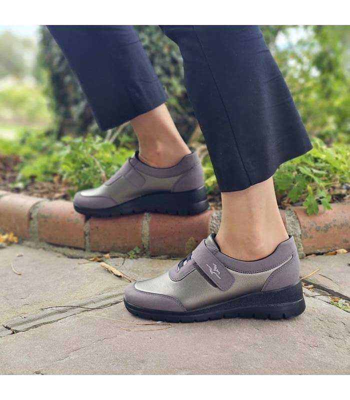 mujer posando en el jardin con los zapatos ligeros grises de Flyflot