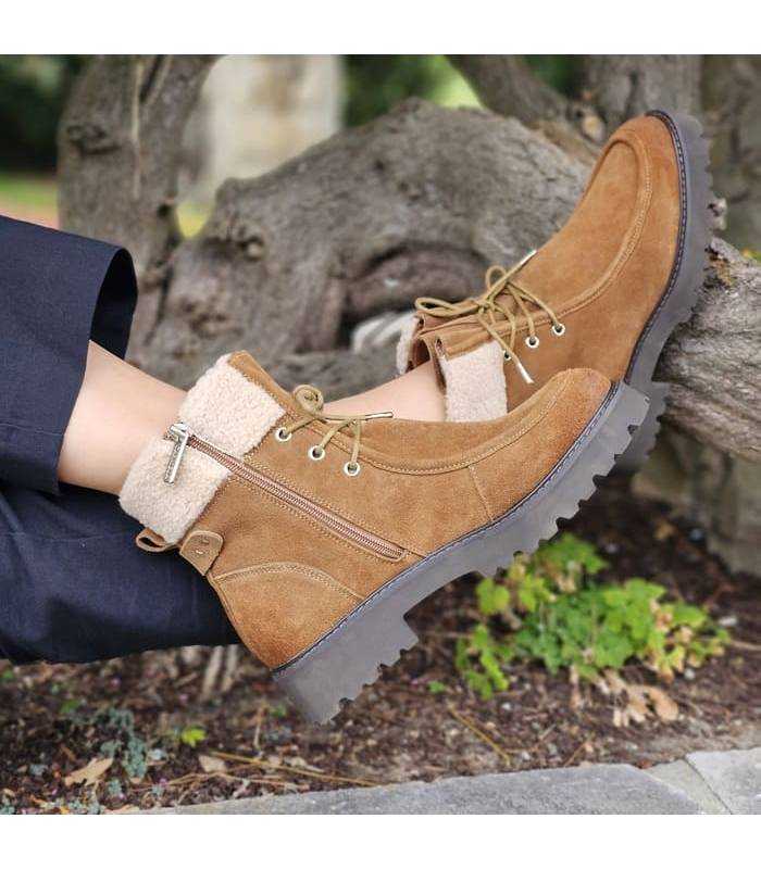 MUjer posando con los botines marrones de Carmela