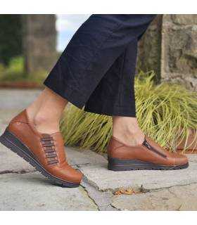 mujer posando con los zapatos comodos marrones con cuña  de Valerias puestos