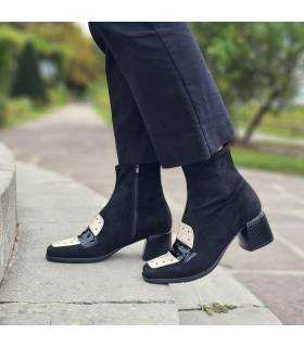 mujer posando con los botines negros de tacon medio de Chika10