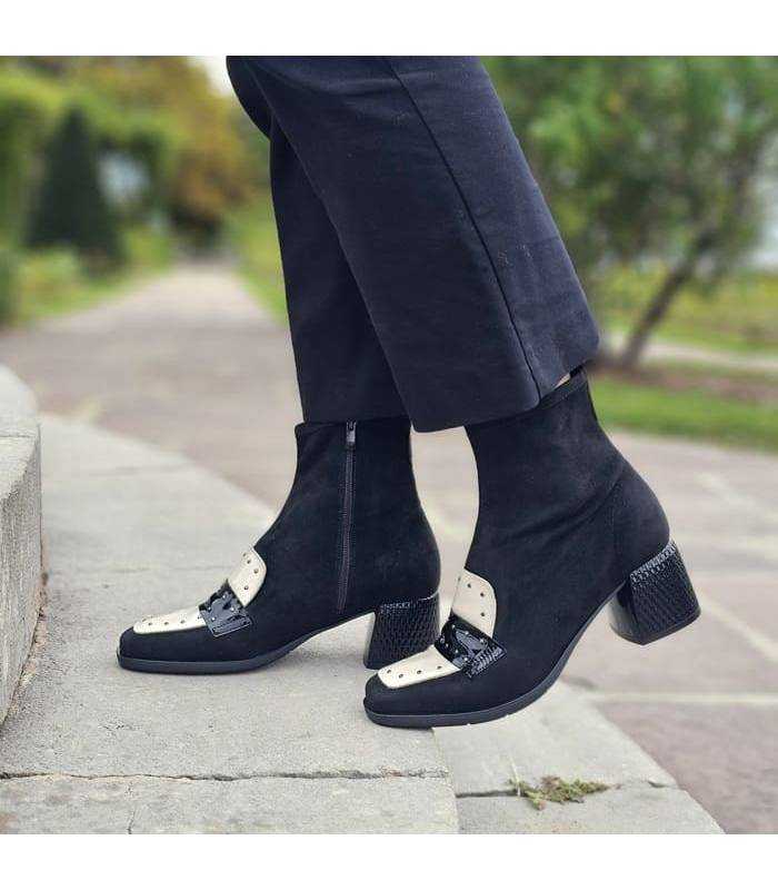 mujer posando con los botines negros de tacon medio de Chika10