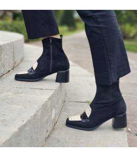 mujer subiendo escalaeras con los botines comodos de tacon medio negros de Chika10