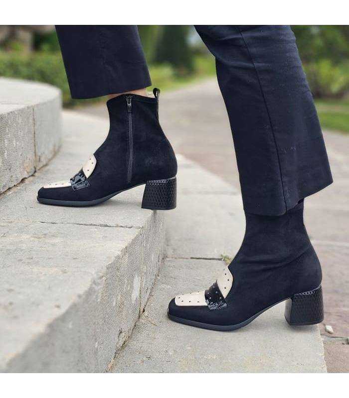 mujer subiendo escalaeras con los botines comodos de tacon medio negros de Chika10