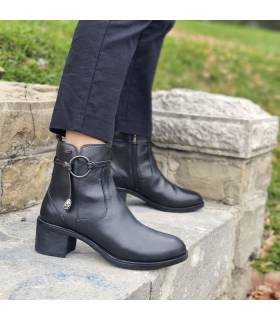 mujer posando con los botines de piel negros impermeables puestos