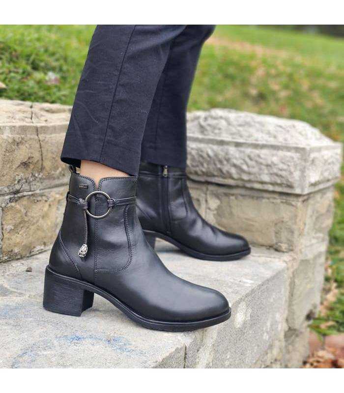 mujer posando con los botines de piel negros impermeables puestos