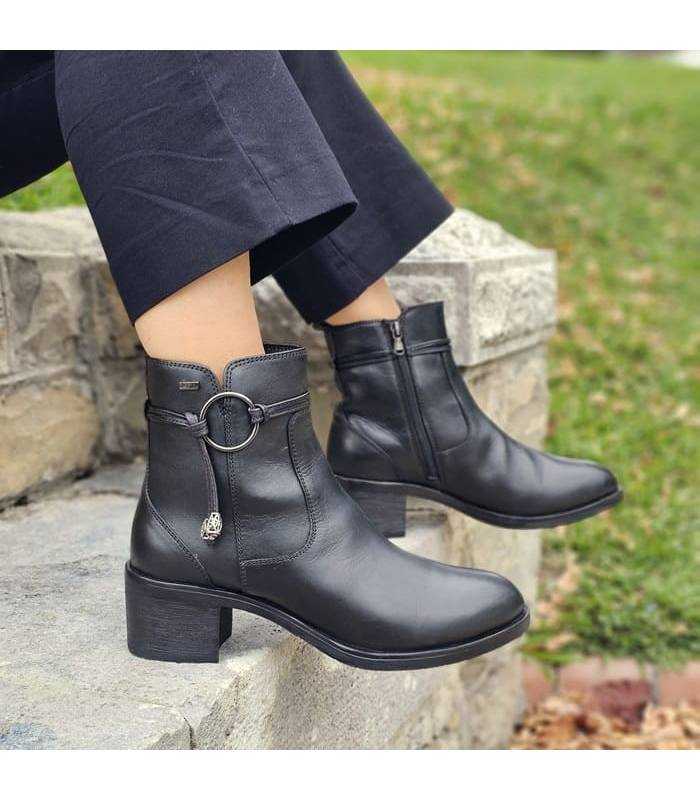 Vista de perfil de los botines de tacon medio negros impermeables puestos