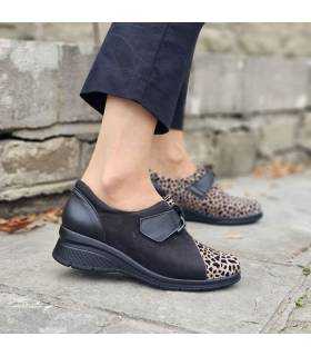 mujer posando con los zapatos comodos negros con animal print puestos