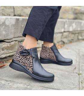 Mujer posando con los botines negros y animla print de Comfort Class