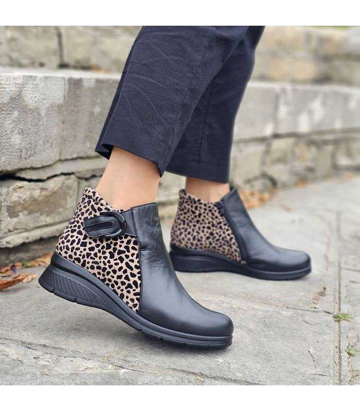 Mujer posando con los botines negros y animla print de Comfort Class