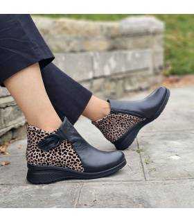 Botines de piel negros combinados con animla print de Comfort Class puestos