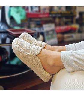 zapatillas puestas tipo mocasin beige de Salvi confort en el dofa de casa puestas