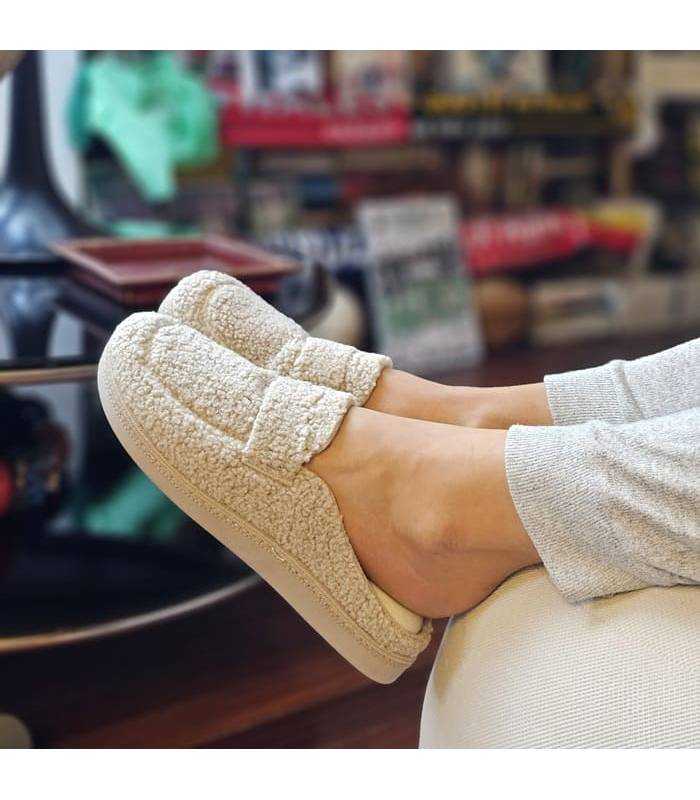 zapatillas puestas tipo mocasin beige de Salvi confort en el dofa de casa puestas