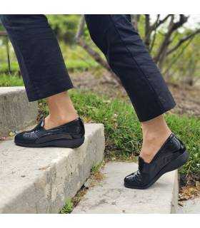mujer subiendo unas escalaeras con los zapatos negros del Doctor Cutillas puestos