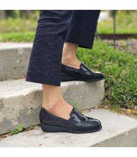zapatos comodos y flexibles negros del Doctor Cutillas puestos