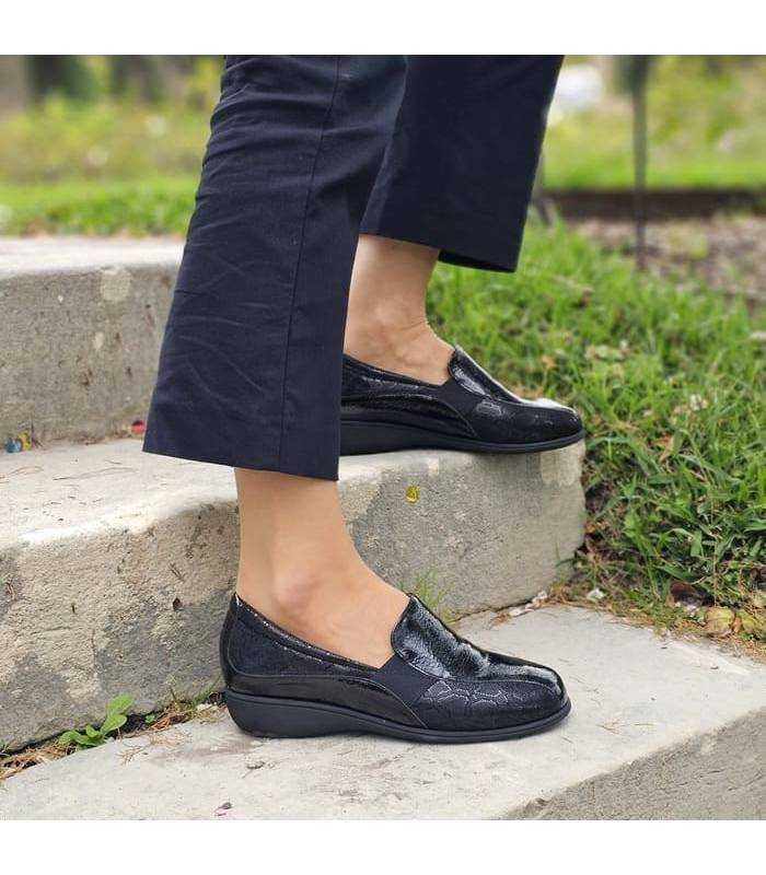 zapatos comodos y flexibles negros del Doctor Cutillas puestos