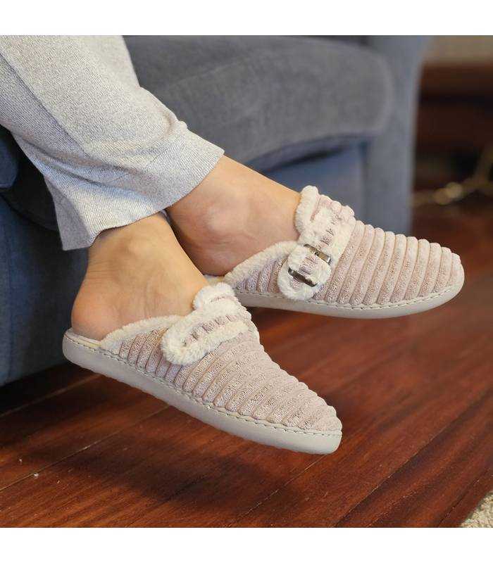 mujer posando en casa con las zapatillas tipo mocasin rosas de Garrido Muro puestas