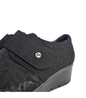 detalle del textil combinados de los zapatos ligeros negros
