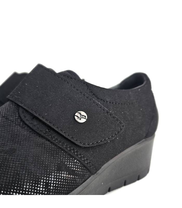 detalle del textil combinados de los zapatos ligeros negros
