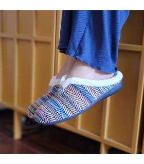 mujer posando en el salon con las zapatillas de casa coloridas descalzas de Gema Garcia