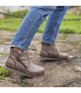 mujer posando con los botines de Treintas puestos