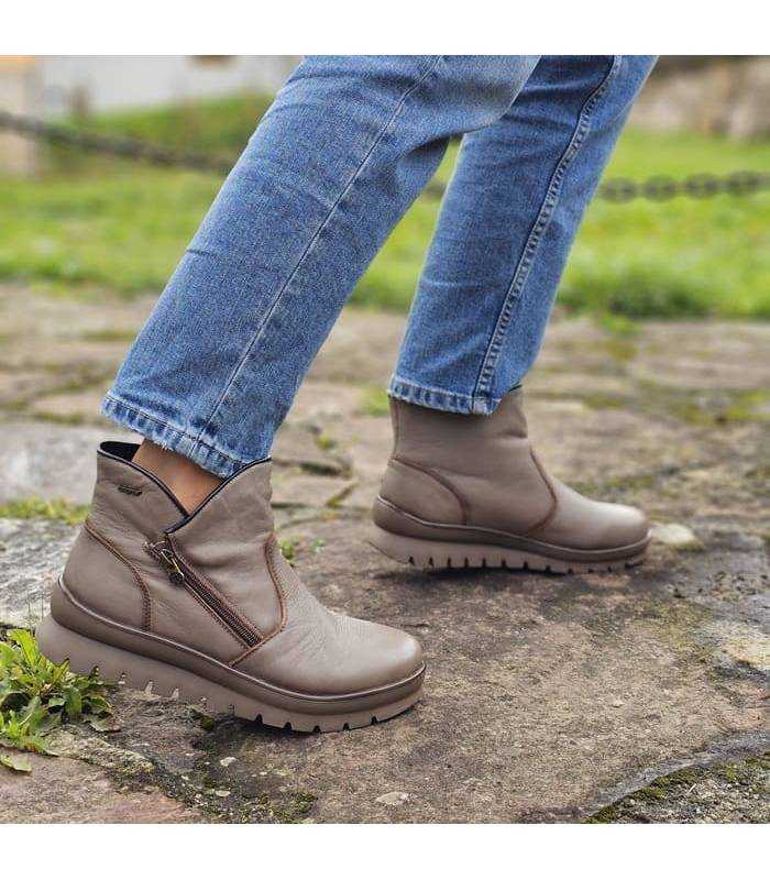 mujer posando con los botines de Treintas puestos