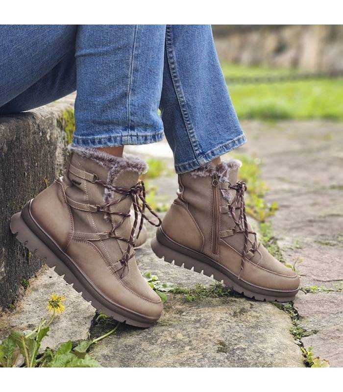 mujer posando con las botas de piel color taupe de Treintas puestas