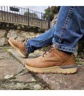 botas marrones de hombre puestas vsitas de lateral fabricadas por Vicmart