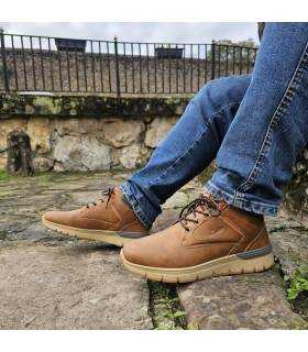 hombre posando con las botas con cordones de Vicmart puestas