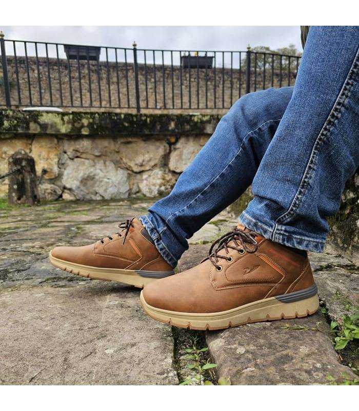 hombre posando con las botas con cordones de Vicmart puestas