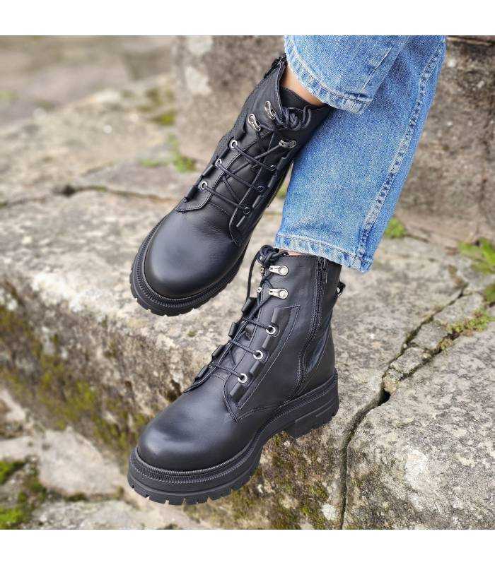 botas de piel negras de estilo militar comodas del Corornel Tapicoa puestas