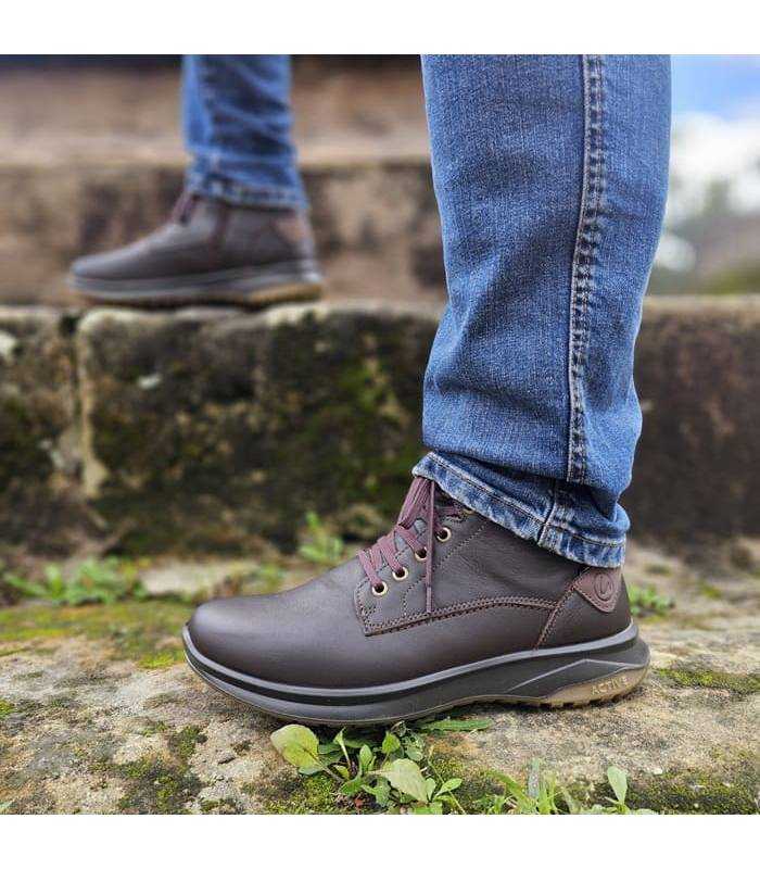 hombre posando con las botas de piel con memebrana Gritex puestas