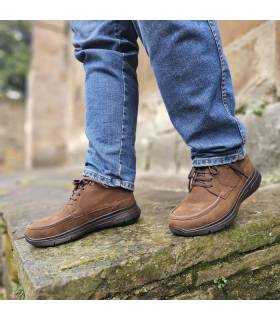 hombre posando con las botas de piel marrones comodas de Luisetti puestas