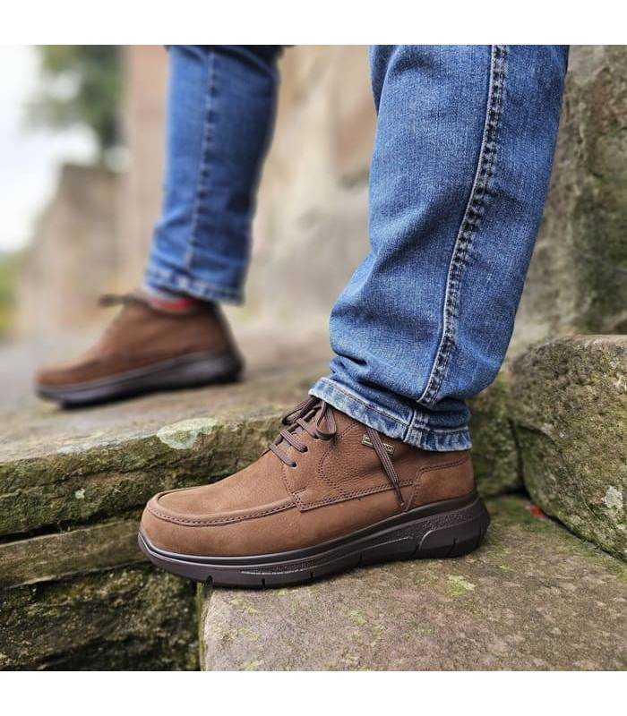 vista lteral de las botas de piel resistentes a la lluvia de luisetti puestas