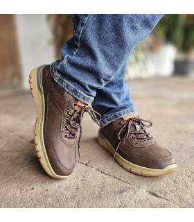 hombre posando con los zapatos marrones con cordones de Vicamrt puestos