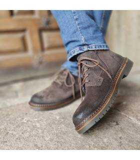 hombre posando con las botas impermeables marrones de Zen calzature puestas